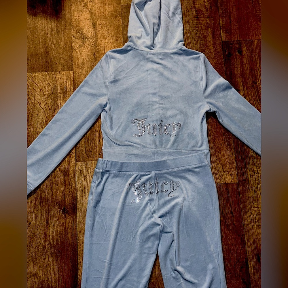 BRAND NEW Juicy Couture track suit!!
Size medium